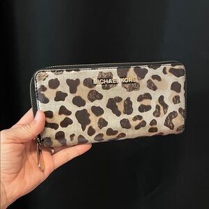 GIVEAWAY - Michael Kors Continental Wallet PRELOVED + FREE Shipping